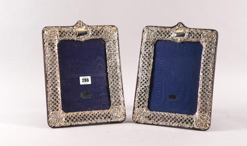 A PAIR OF SILVER MOUNTED SHAPED RECTANGULAR PHOTOGRAPH FRAMES (2)