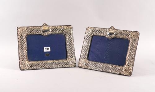 A PAIR OF SILVER MOUNTED SHAPED RECTANGULAR PHOTOGRAPH FRAMES (2)
