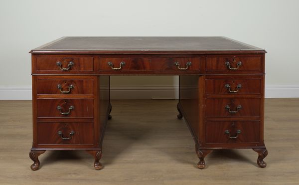 AN 18TH CENTURY STYLE MAHOGANY NINE DRAWER PEDESTAL DESK