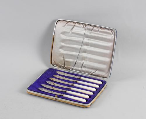 A SET OF SIX SILVER AND MOTHER-OF-PEARL TEA KNIVES (6)