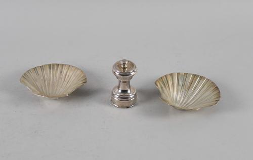 A PAIR OF SILVER BUTTERSHELLS AND A SILVER MOUNTED PEPPERMILL (3)