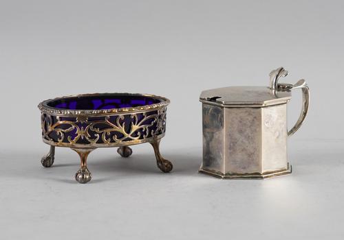 A SILVER OCTAGONAL MUSTARD POT AND A SILVER OVAL SALT (2)