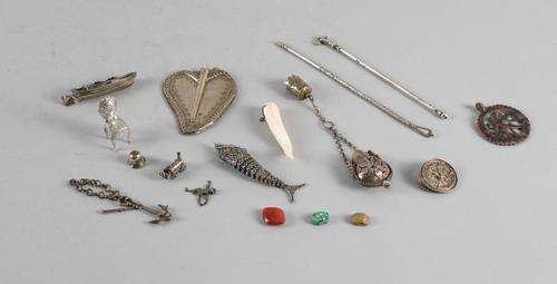 A PROPELLING PENCIL, AN ARTICULATED FILIGREE FISH AND FIFTEEN FURTHER ITEMS (17)