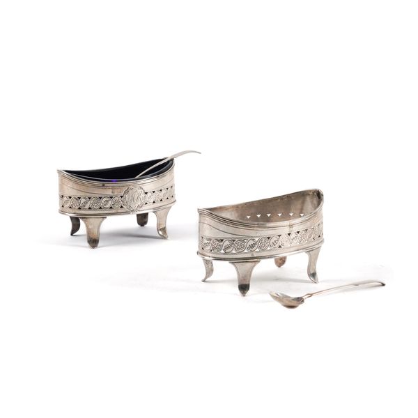 A PAIR OF GEORGE III SILVER OVAL SALTS AND TWO SILVER SALT SPOONS (4)
