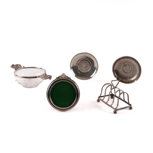 A GROUP OF SILVER AND SILVER MOUNTED WARES (5)