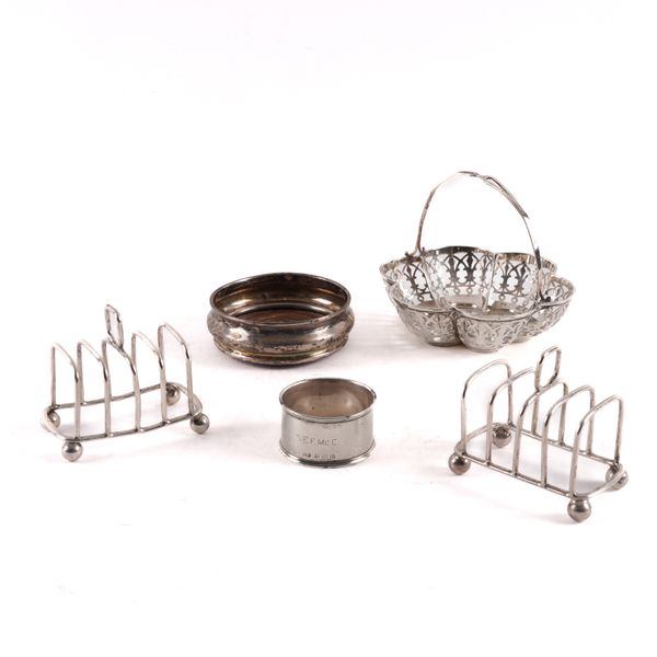 A GROUP OF SILVER AND SILVER MOUNTED WARES (5)