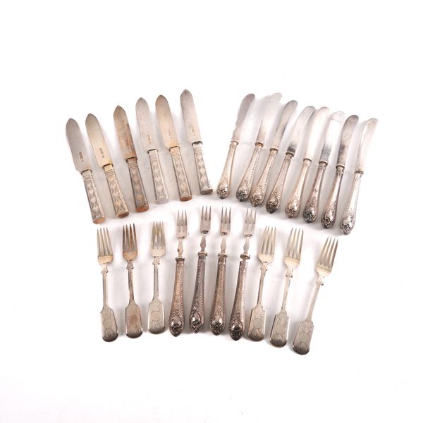 A GROUP OF TABLE FLATWARE (24)