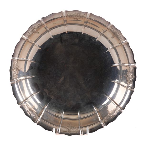 A SILVER SHAPED CIRCULAR FRUIT BOWL