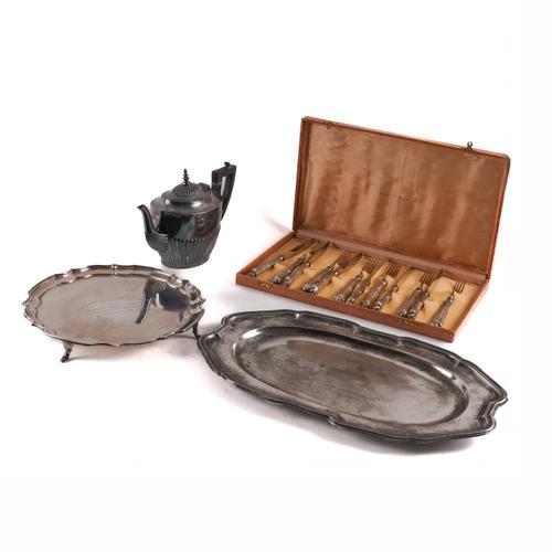 A SET OF SIX PAIRS OF DESSERT KNIVES AND FORKS AND THREE FURTHER ITEMS (4)