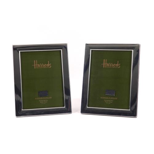 A PAIR OF SILVER MOUNTED RECTANGULAR PHOTOGRAPH FRAMES (2)