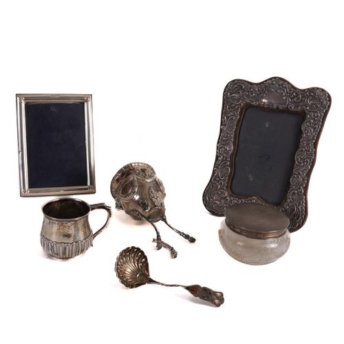 A GROUP OF SILVER AND SILVER MOUNTED WARES (6)