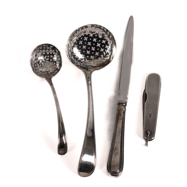 A SMALL GROUP OF SILVER AND SILVER MOUNTED WARES (4)