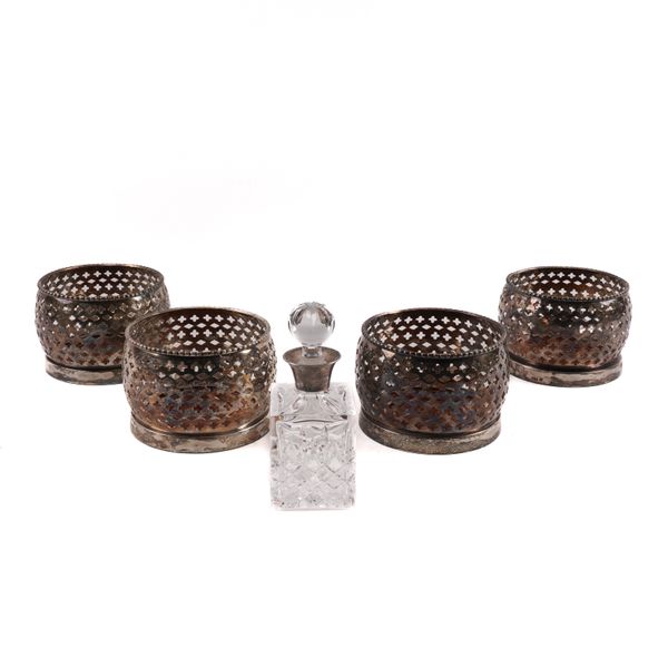 A SET OF FOUR PLATED BOTTLE COASTERS AND A SILVER MOUNTED GLASS SCENT BOTTLE (5)