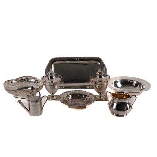 A GROUP OF PLATED WARES (8)
