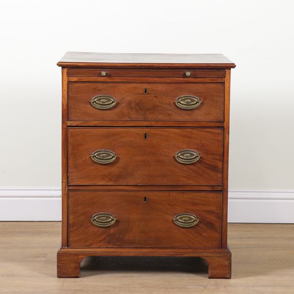 A SMALL GEORGE III MAHOGANY CHEST OF DRAWERS