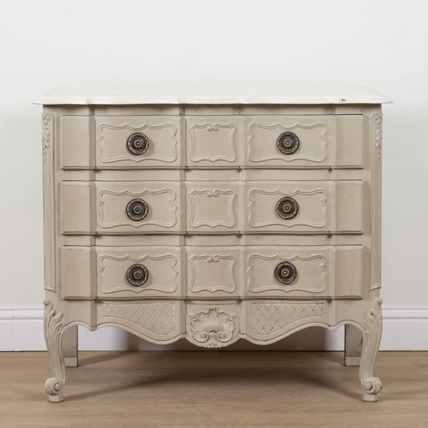 AN 18TH CENTURY STYLE FRENCH GREY PAINTED THREE DRAWER COMMODE