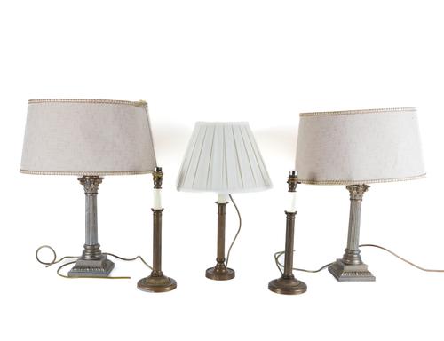 A PAIR OF SILVERED METAL CORINTHIAN COLUMN TABLE LAMPS AND THREE BRASS TABLE LAMPS (5)