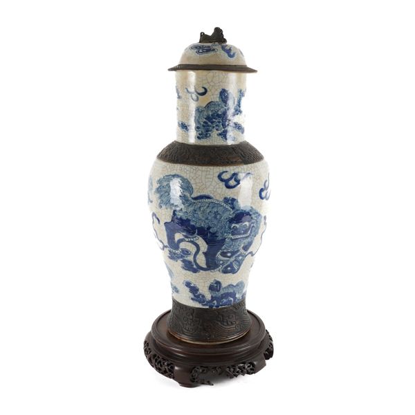 A CHINESE BLUE AND WHITE CRACKLE GLAZE BALUSTER VASE WITH COVER