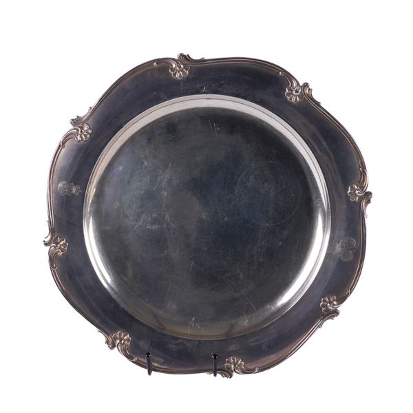 A EUROPEAN SHAPED CIRCULAR SERVING DISH