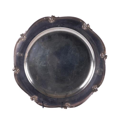 A EUROPEAN SHAPED CIRCULAR SERVING DISH