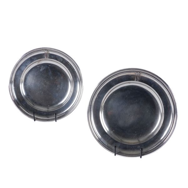 A PAIR OF EUROPEAN CIRCULAR DISHES (2)