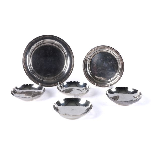 A GROUP OF FOREIGN AND PLATED DISHES (6)