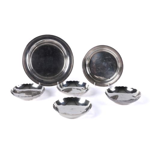 A GROUP OF FOREIGN AND PLATED DISHES (6)