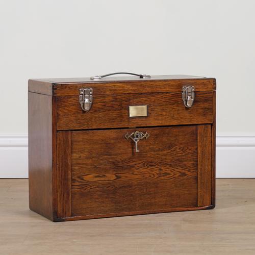 AN EDWARDIAN OAK TRAVELLING TOOL BOX