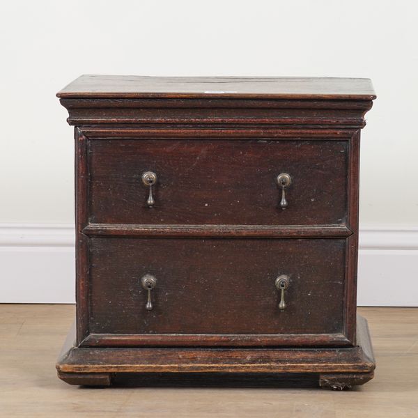 A 17TH CENTURY OAK BOX COMMODE