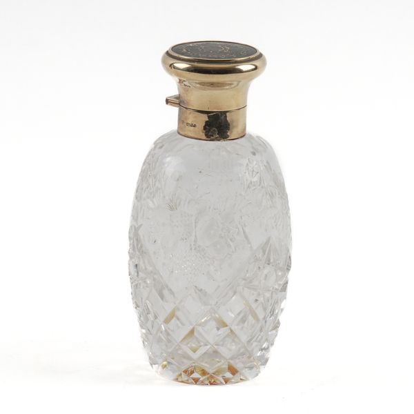 A 9CT GOLD AND TORTOISESHELL MOUNTED HINGE LIDDED SCENT BOTTLE