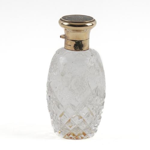 A 9CT GOLD AND TORTOISESHELL MOUNTED HINGE LIDDED SCENT BOTTLE