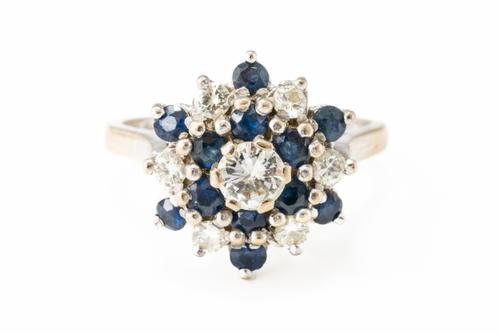 A SAPPHIRE AND DIAMOND CLUSTER RING