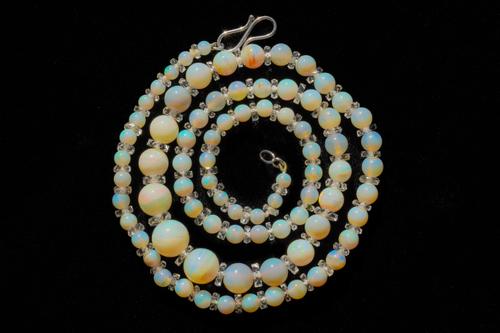 AN OPAL BEAD AND ROCK CRYSTAL NECKLACE