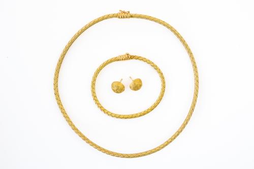 A SUITE OF 18CT GOLD JEWELLERY (3)