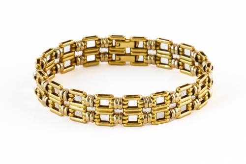 AN 18CT OPENWORK BANGLE