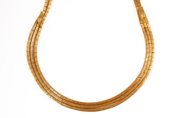 A GOLD NECKLACE