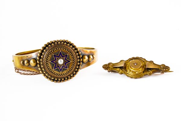 A BANGLE AND BROOCH (2)