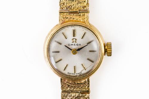 AN OMEGA 9CT GOLD LADY'S BRACELET WRISTWATCH