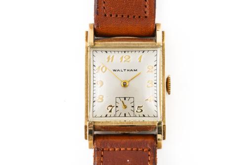 A WALTHAM GILT METAL RECTANGULAR CASED GENTLEMAN'S WRISTWATCH