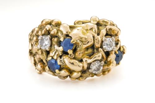 A SAPPHIRE AND DIAMOND RING