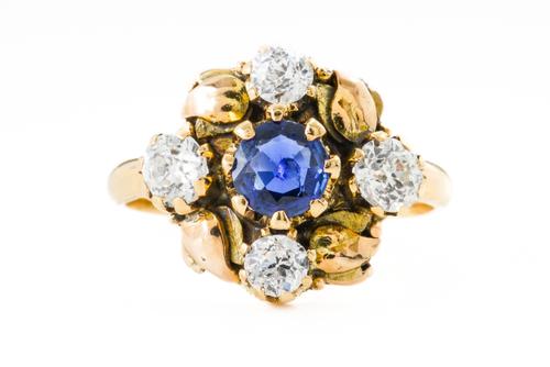 A SAPPHIRE AND DIAMOND RING