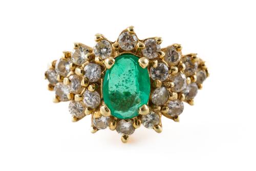 AN EMERALD AND DIAMOND RING, BOXED