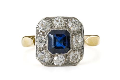 A SAPPHIRE AND DIAMOND CLUSTER RING