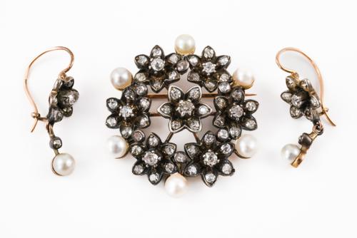 A DIAMOND AND PEARL BROOCH WITH MATCHING EARRINGS, BOXED (4)