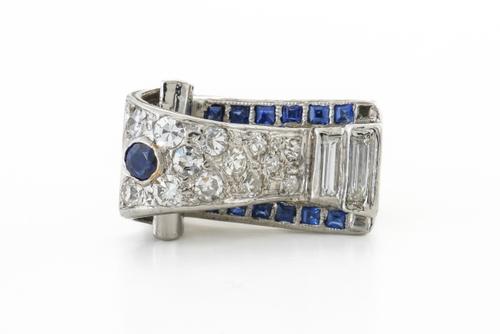 A SAPPHIRE AND DIAMOND CONTEMPORARY RING