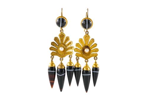 A PAIR OF BANDED AGATE EARRINGS