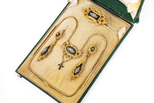 AN ANTIQUE SUITE OF FRENCH JEWELLERY (5)