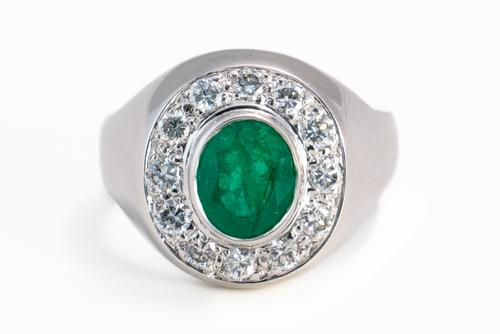 AN EMERALD AND DIAMOND RING (2)