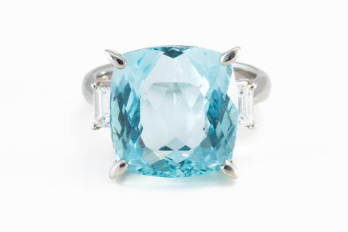AN AQUAMARINE AND DIAMOND RING