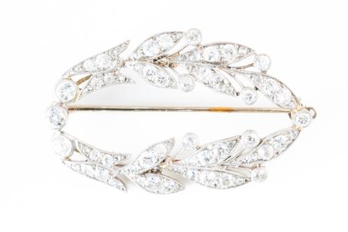 A DIAMOND BROOCH (2)